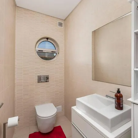 Vila 4bd In Marina With Pool